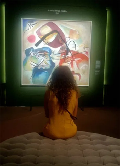 Mostra Kandinsky a Palazzo Bonaparte: Ne Vale la Pena? Impressioni e Consigli Pratici 6 Silvia contempla seduta sul divanetto l'opera Con L'Arco Nero di Kandinsky