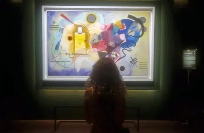 Mostra Kandinsky a Palazzo Bonaparte: Ne Vale la Pena? Impressioni e Consigli Pratici 9 Visitattrice osserva Gelb-Rot-Blau di Vassily Kandinsky alla mostra di Palazzo Bonaparte