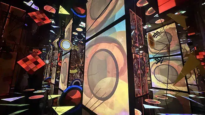 Mostra Kandinsky a Palazzo Bonaparte: Ne Vale la Pena? Impressioni e Consigli Pratici 5 La Sala degli Specchi alla mostra di Kandinsky a Palazzo Bonaparte Roma